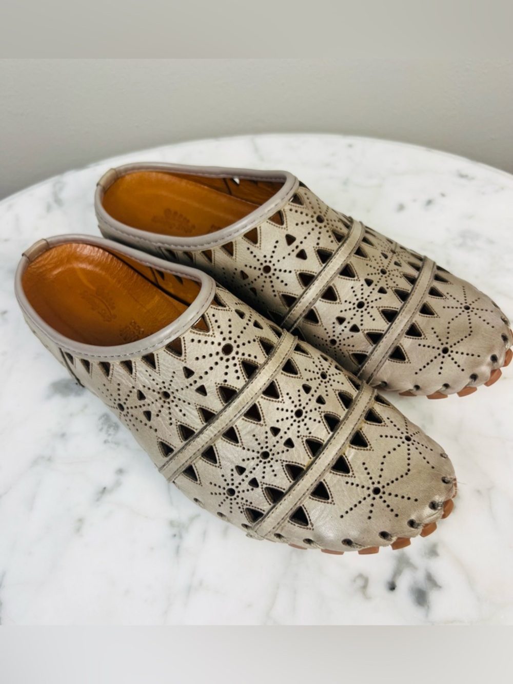 Spring Step Fusilade Leather Mules – Pewter Cutout Slip-On Clogs – Size 40 (US 9